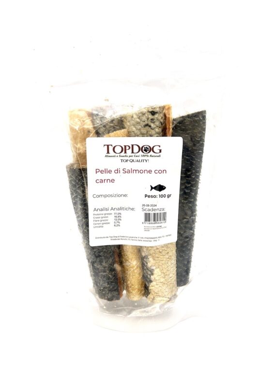Questa pelle di salmone per cani Top Dog è ancora più ricca perchè su di essa è presente un sottile strato di pura carne di salmone che la renderà ancora più speciale!! Si presenta in rotolini lunghi circa tra i 12 cm e i 15 cm contenuti in una busta con chiusura a zip apri e chiudi per conservare il prodotto al meglio. pelle-salmone-con-carne-per-cani